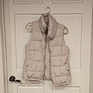 Old navy fleece lined oatmeal colored puffer vest snapping pockets